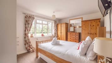 3 bedrooms, desk, iron/ironing board, travel crib