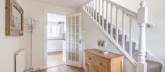 3-Bed Home- Parking & Large Garden By Tempstay