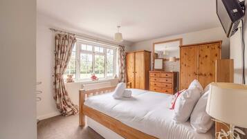 3 bedrooms, desk, iron/ironing board, travel crib