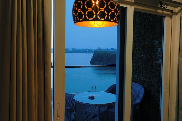 LAKE VIEW ROOM BALCONY | Premium bedding, minibar, individually furnished, desk