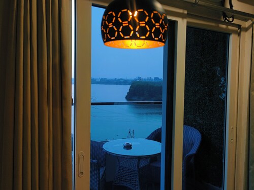 Hotel Lake View Airport Zone