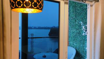 LAKE VIEW ROOM BALCONY | Premium bedding, minibar, individually furnished, desk