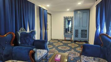 Quarto com design assinado | Área de estar | TV, lareira, monitores de computador