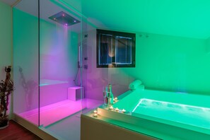 Shower, jetted tub, hair dryer, bidet - Wonderful private villa with private pool, hot tub, WIFI, sauna, A/C, TV, patio and pets allowed (Arzergrande)