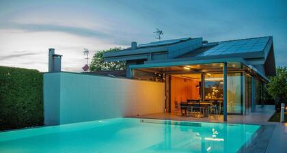 Beautiful private villa with WIFI, A/C, private pool, hot tub, sauna, TV, patio and pets allowed
