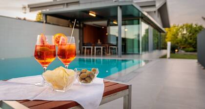 Beautiful private villa with hot tub, sauna, A/C, private pool, WIFI, TV, patio and pets allowed