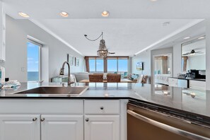 ثلاجة، ميكروويف، فرن، موقد طهي مسطح