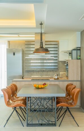 Villa, 4 Bedrooms, Private Pool, Garden View | Dining