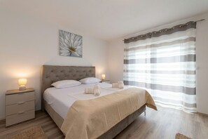 2 chambres, fer et planche  à repasser, Wi-Fi gratuit, draps fournis