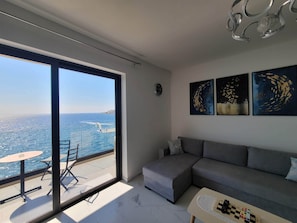 Apartment, 2 Schlafzimmer, barrierefrei, Balkon | Wohnzimmer | Bücher