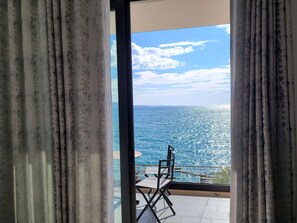 Apartment, 2 Schlafzimmer, barrierefrei, Balkon | Wohnzimmer | Bücher