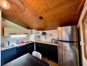 Fridge, microwave, oven, stovetop - Appartement T3 Duplex au Pied des Pistes (La Plagne-Tarentaise)