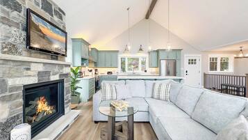 Una televisión, una chimenea, un reproductor de DVD, libros