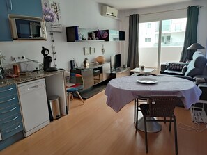 Living area - Royal Marine 2 (Roses)