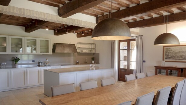 A spacious kitchen with a large island, wooden beams, and pendant lighting. - Villa in Foiano Della Chiana with 6 bedrooms sleeps 14 (Foiano Della Chiana)