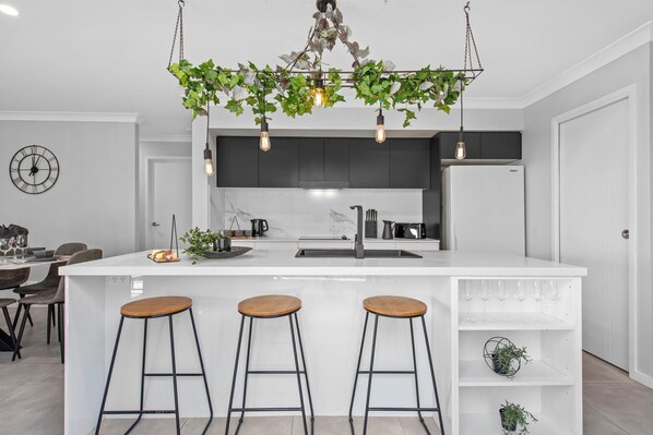 Een microgolfoven, een oven, een kookplaat, een vaatwasser