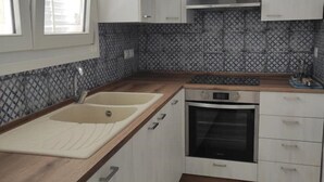 Kühlschrank, Ofen, Herdplatte, Kochgeschirr/Geschirr/Besteck