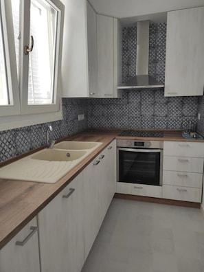 Fridge, oven, stovetop, cookware/dishes/utensils