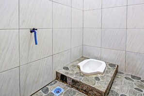 Economy tweepersoonskamer | Badkamer | Een douche, een regendouche, zeep