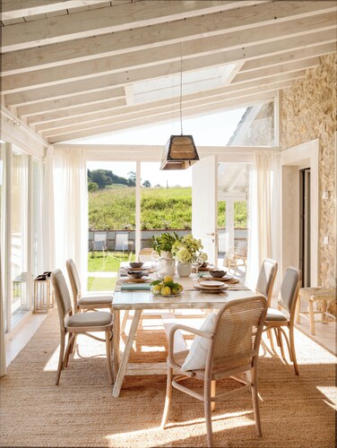 Casa con Jardín y Piscina Climatizada Cerca de Comillas a 10 min de la Playa