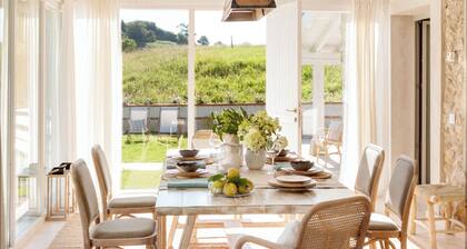 Casa con Jardín y Piscina Climatizada Cerca de Comillas a 10 min de la Playa