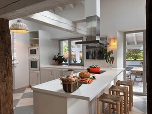 Réfrigérateur, plaque de cuisson, cafetière/bouilloire