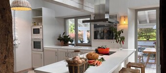 Casa con Jardín y Piscina Climatizada Cerca de Comillas a 10 min de la Playa
