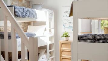 6 slaapkamers, een strijkplank/strijkijzer, wifi