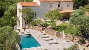 A villa with a swimming pool, stone walls, and a garden. - Villa Canto Antico -SARDINIA UNLIMITED (Porto San Paolo)