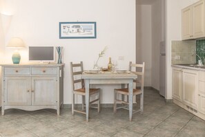 Appartement, 1 slaapkamer, balkon, uitzicht op zwembad | Dineren