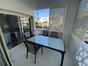 Outdoor dining - Piso de Lujo en Puerto Banús con 3 Piscinas Ideal Para Familias (Marbella)