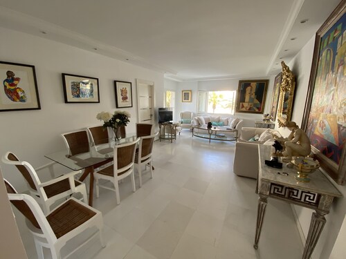 Piso de Lujo en Puerto Banús con 3 Piscinas Ideal Para Familias