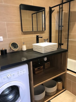 Haartrockner, Seife, Toilettenpapier
