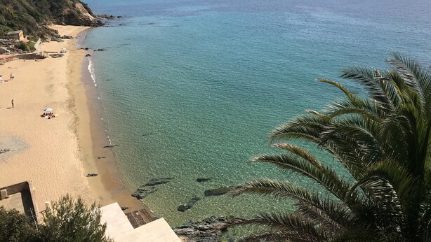 A beach with clear water, a sandy shore, and a view of the sea. - Magnifique VUE MER Golfe DE ST Tropez (La Croix-Valmer)