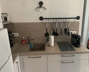 Frigorifero, microonde, forno, piano cottura