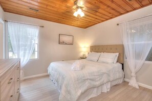 3 bedrooms, iron/ironing board, free WiFi, bed sheets - 3BR/2BA Home - Walk to Beach/Shops/Dining, Sleeps 8 (Oak Island)