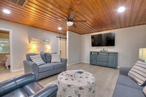 Smart TV, books - 3BR/2BA Home - Walk to Beach/Shops/Dining, Sleeps 8 (Oak Island)