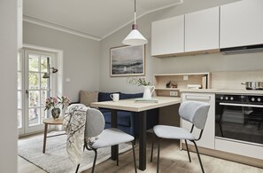 Wellness Studio mit Waldblick, Dampfbad und Balkon | Essbereich im Zimmer