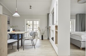 Sunrise Studio mit Dampfbad und Balkon | Wohnbereich