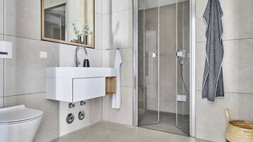 Garden Suite with steam bath and terrace | Bathroom | Towels
