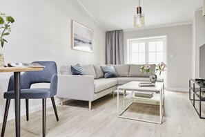 디럭스 아파트 | 거실 공간