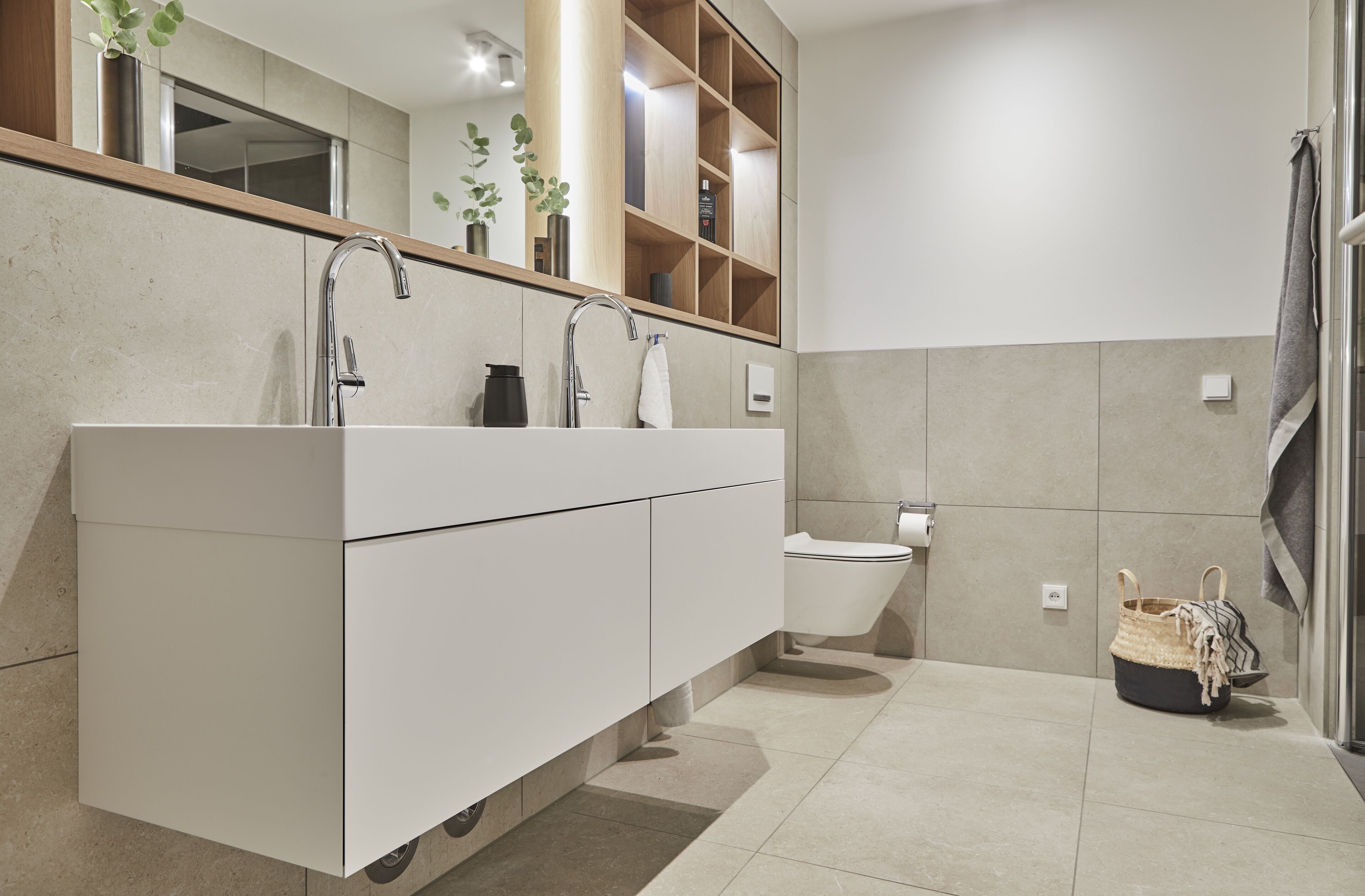 Un baño moderno con un tocador espacioso, un inodoro y una zona de ducha.