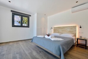 4 bedrooms, iron/ironing board, travel cot, free WiFi - Villa Flamingo - Private pool, sleeps 8+, 300m away from renowned Issos Beach (Corfu)