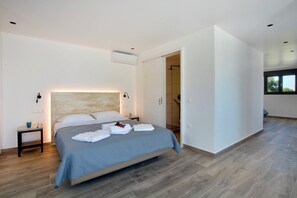 4 dormitoris, planxa i posts de planxar i un bressol de viatge