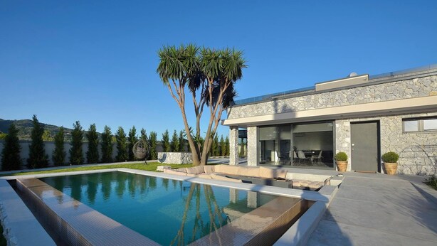 A modern house with a swimming pool, stone facade, and a patio area. - Villa Flamingo - Private pool, sleeps 8+, 300m away from renowned Issos Beach (Corfu)