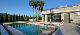 Villa Flamingo - Private pool, sleeps 8+, 300m away from renowned Issos Beach