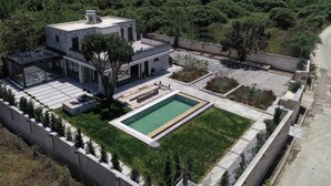 A modern house with a swimming pool, a patio, and a view of the sea. - Villa Flamingo - Private pool, sleeps 8+, 300m away from renowned Issos Beach (Corfu)