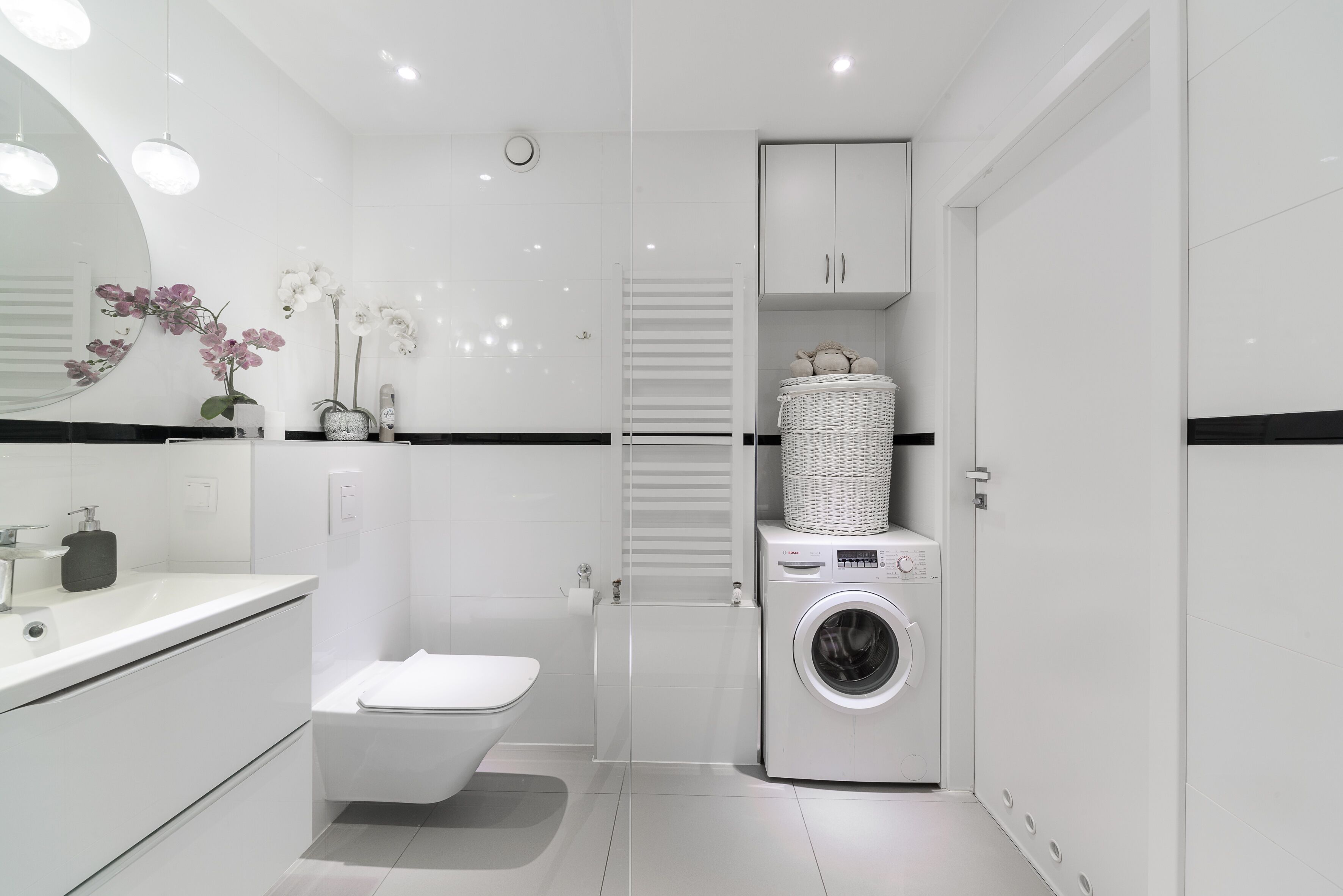 Comfort appartement | Badkamer | Een douche, een regendouche, een haardroger, handdoeken