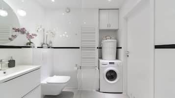 Appartement Confort | Salle de bain | Douche, douche à « effet pluie », sèche-cheveux, serviettes fournies