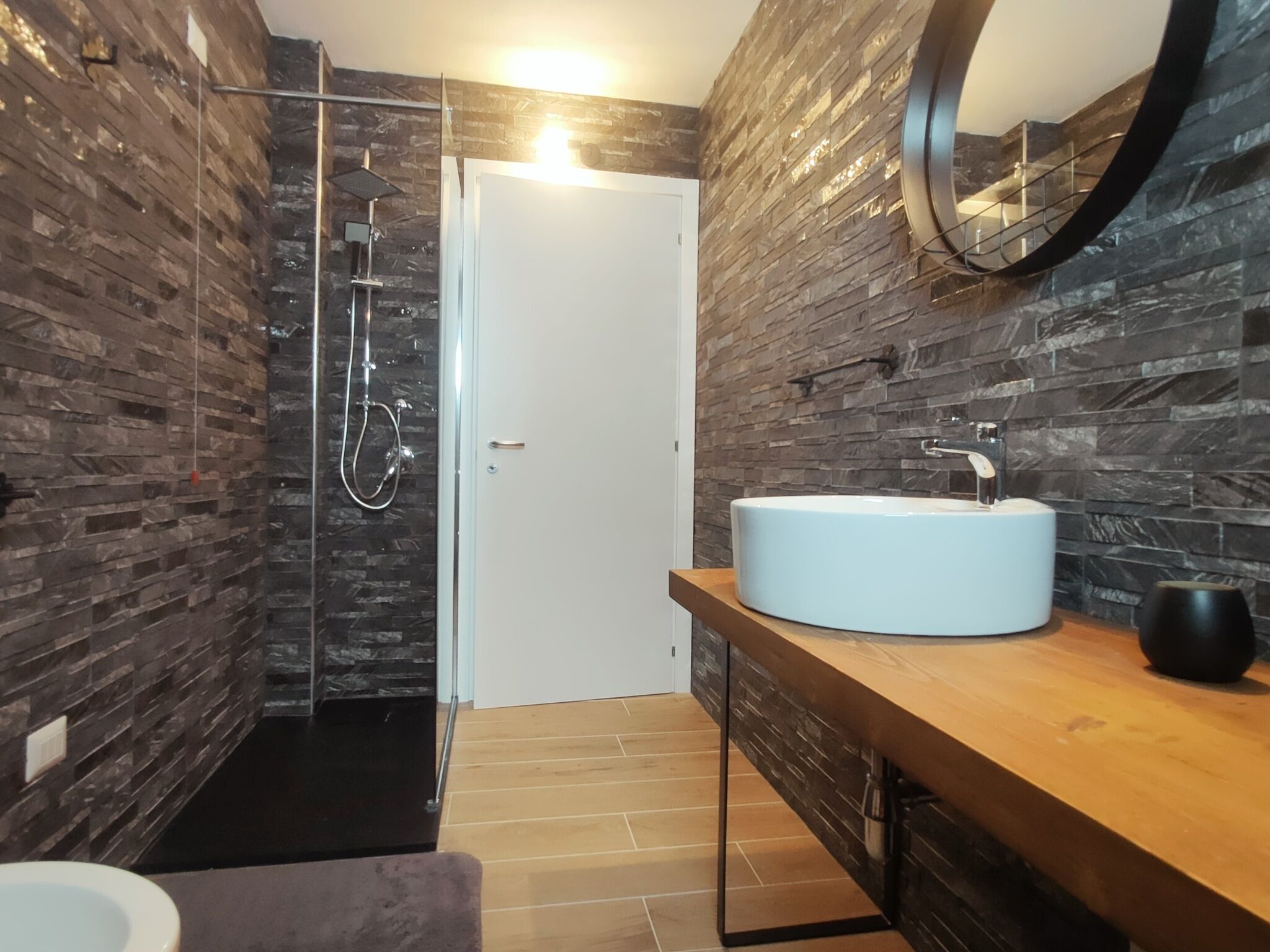 Basic Apartment | Bathroom
